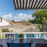 Meja Private Pool- Happy Villa