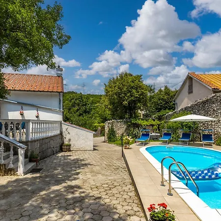 Meja Private Pool- Happy
