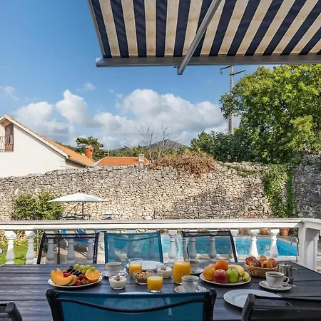 Meja Private Pool- Happy Villa Crikvenica